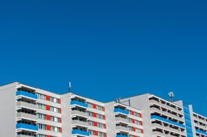 Kupno mieszkania za gotówkę a kontrola urzędu skarbowego – co musisz wiedzieć
