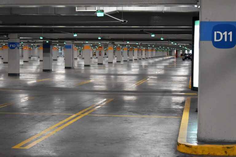 Minimalna szerokość miejsca parkingowego według aktualnych przepisów