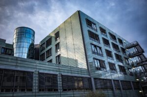 Odbywanie kary pozbawienia wolności w szpitalu psychiatrycznym – kiedy jest to możliwe i jakie są zasady