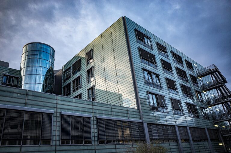 Odbywanie kary pozbawienia wolności w szpitalu psychiatrycznym – kiedy jest to możliwe i jakie są zasady